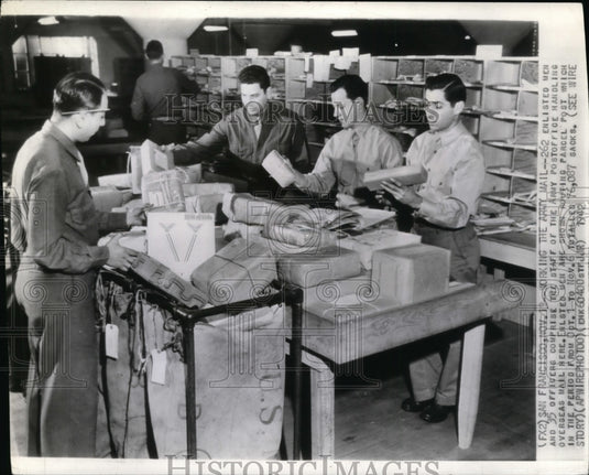 1942 Press Photo Enlisted Men Sort Parcel Mail at the Army Post Office- Historic Images