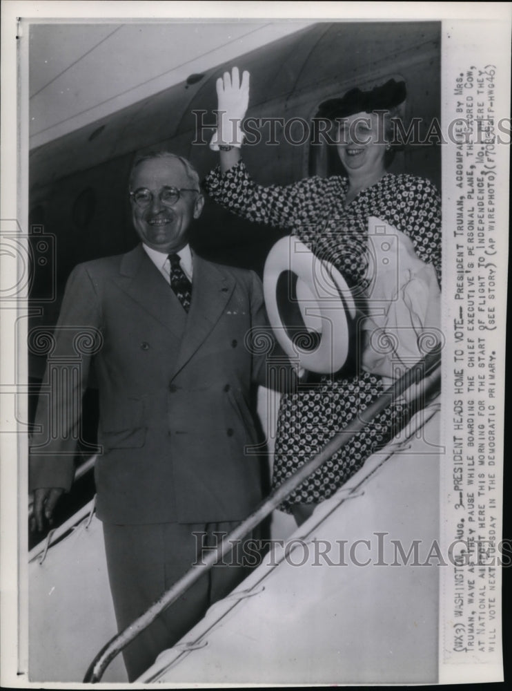 1946 Press Photo Pres. &amp; Mrs. Truman boarding chief executive&#39;s personal plane- Historic Images