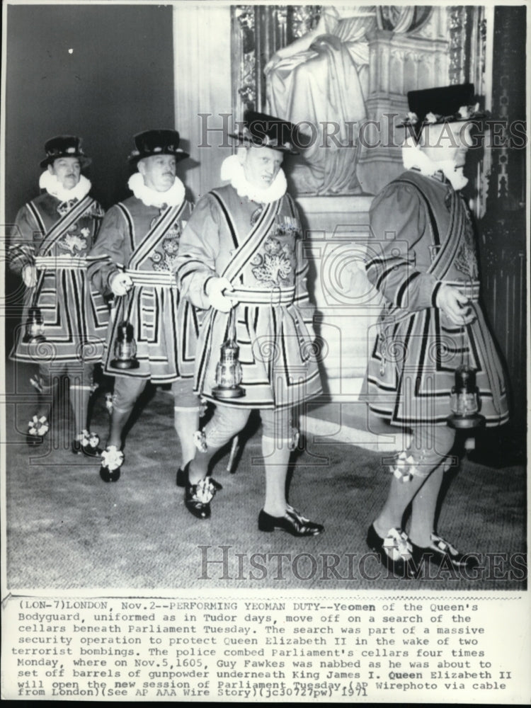 1971 Press Photo Yeomen of Queen&#39;s Bodyguard Uniformed in Tudor Days - cvw19384- Historic Images