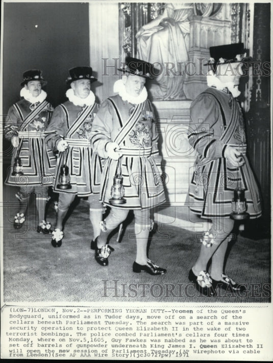 1971 Press Photo Yeomen of Queen's Bodyguard Uniformed in Tudor Days - cvw19384- Historic Images
