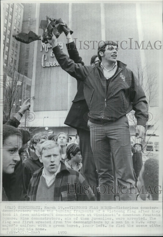 1970 Press Photo Anti War Counter Marchers Waves Viet Cong Flag Fragments- Historic Images