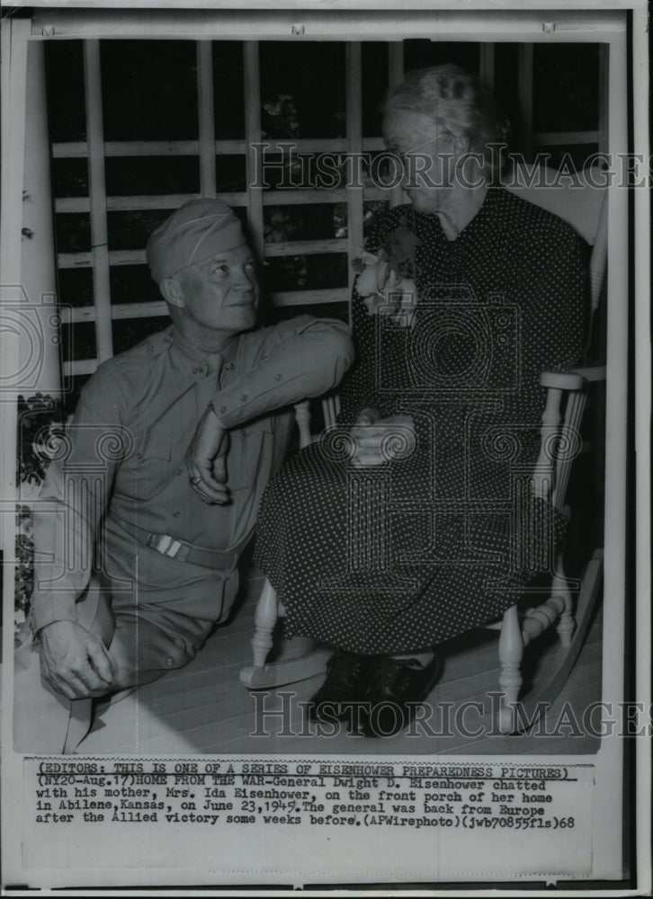 1968 Press Photo General Dwight D Eisenhower chatted with mother Ida Eisenhower- Historic Images