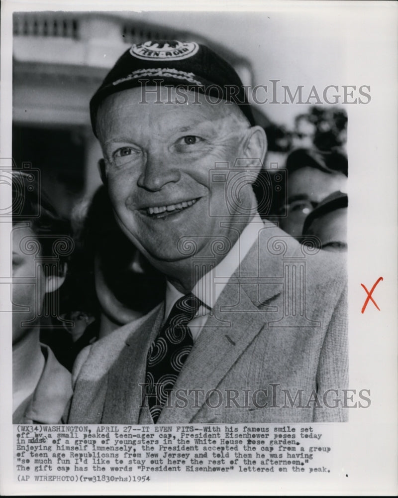 1954 Press Photo Pres. Eisenhower poses with youngsters at White House garden- Historic Images