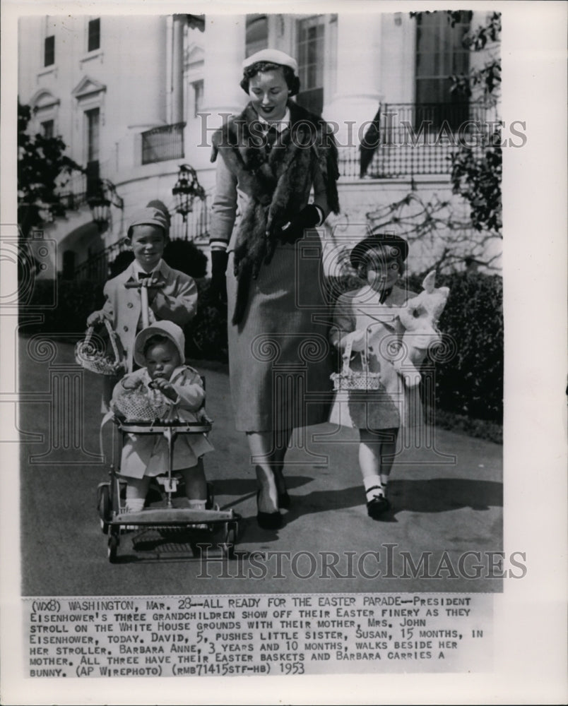 1953 Press Photo Mrs. John Eisenhower with children Tour White House Grounds- Historic Images