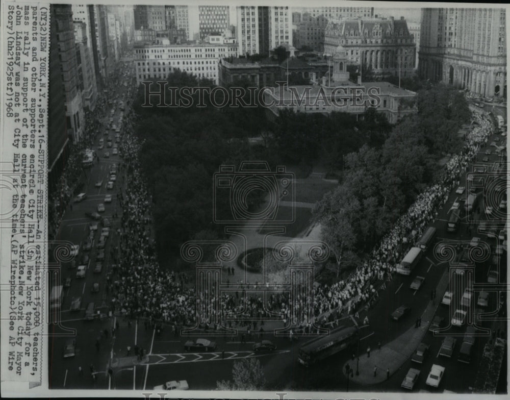 1968 Press Photo Teachers, parents encircle City Hall in Support of NY teachers- Historic Images