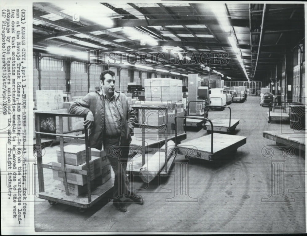 1970 Press Photo Al Phillips, Trucker Following Union&#39;s Order to Work Strike- Historic Images