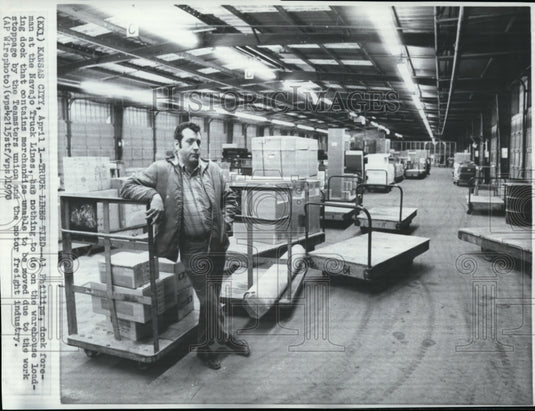 1970 Press Photo Al Phillips, Trucker Following Union's Order to Work Strike- Historic Images
