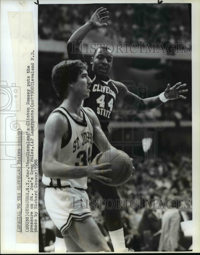 1986 Press Photo Clinton Ramsey Battles Greg Mulee During Basketball Game- Historic Images