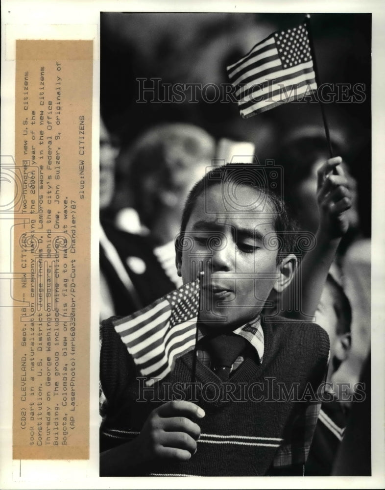 1987 Press Photo John Sulzer, one of US citizens during naturalization ceremony- Historic Images