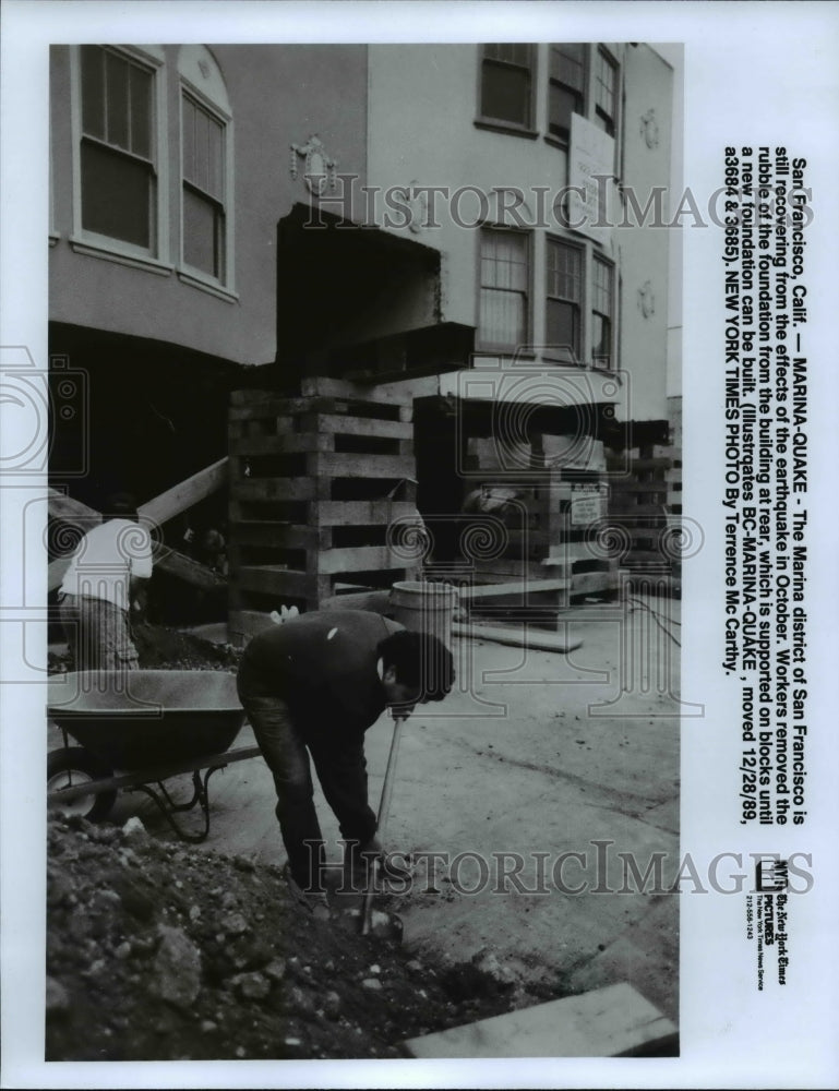 1989 Press Photo Workers remove rubble of foundation from building, Marina Dist.- Historic Images