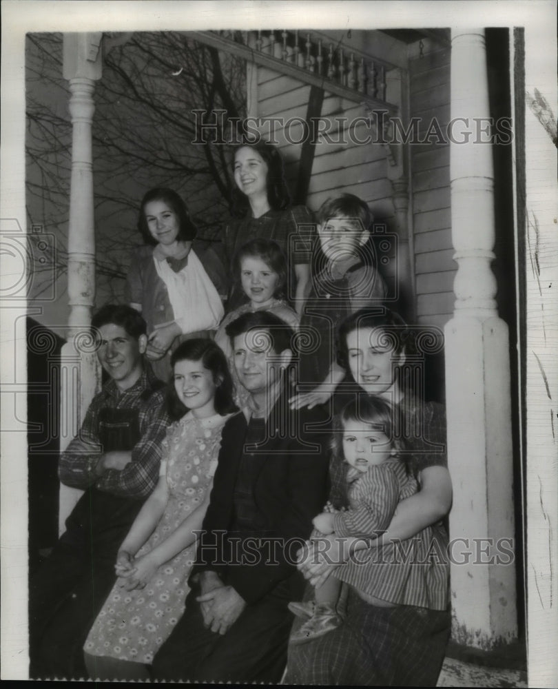 1941 Press Photo Mr. and Mrs. Porter Lasley and their 8 children - cvw20452- Historic Images