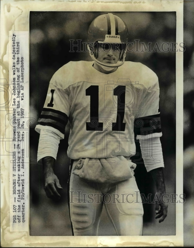 1987 Press Photo Browns punter Lee Johnson walks dejectedly off the field- Historic Images