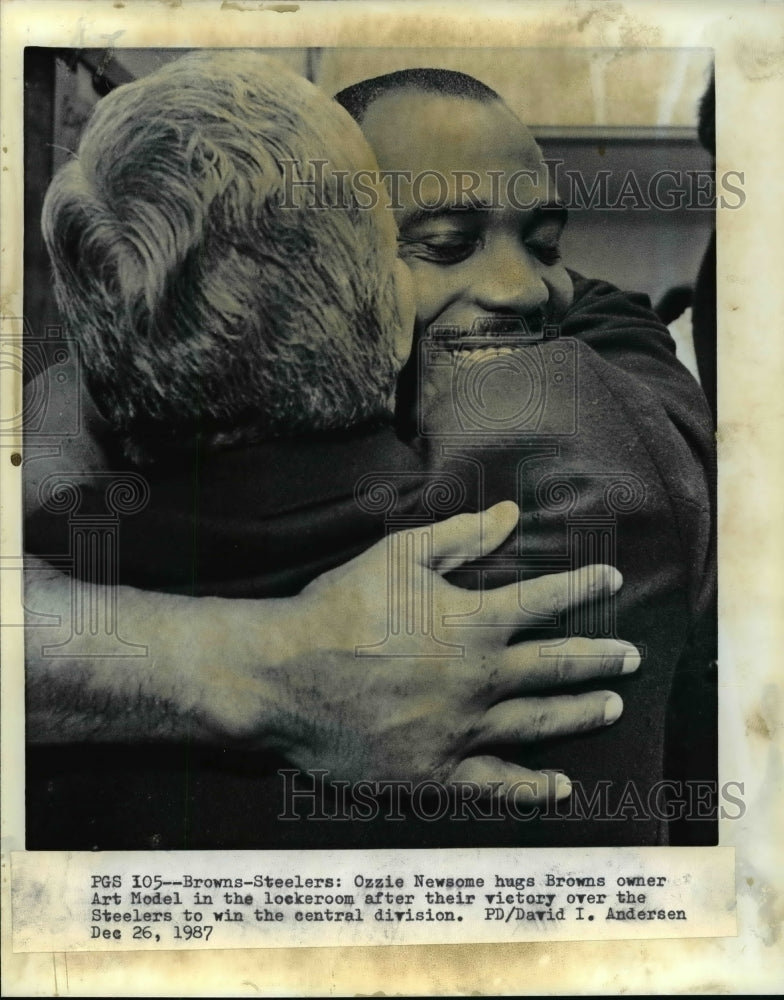 1987 Press Photo Ozzie Newsome hugs Browns owner Art Model in lockeroom- Historic Images