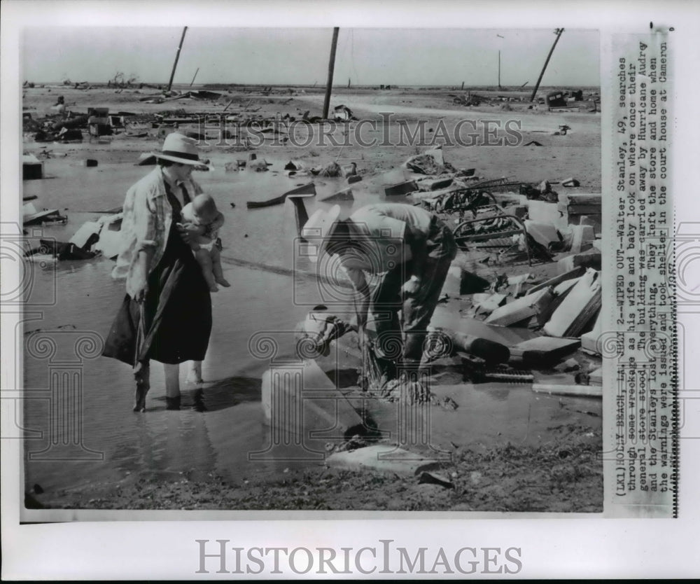 1957 Press Photo Walter Stanley searches wreckage caused by hurricane Audrey- Historic Images