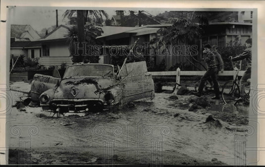1962 Press Photo Parked car in Canyon Drive, L.A. damaged by rainfall and mud- Historic Images