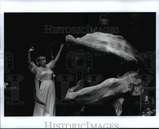 1997 Press Photo Lori Scarlett in Little Shop of Horrors at Cain Park- Historic Images