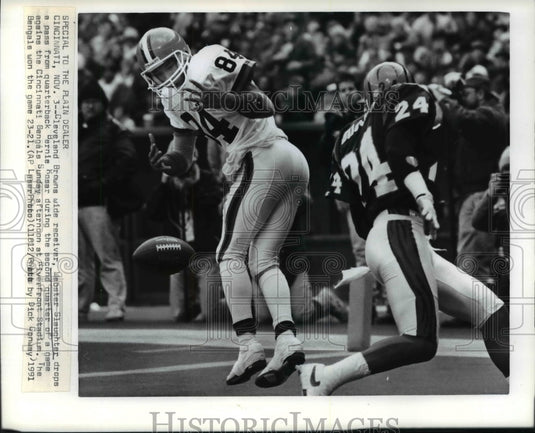 1991 Press Photo Cleveland Browns wide receiver, Webster Slaughter drops a pass- Historic Images