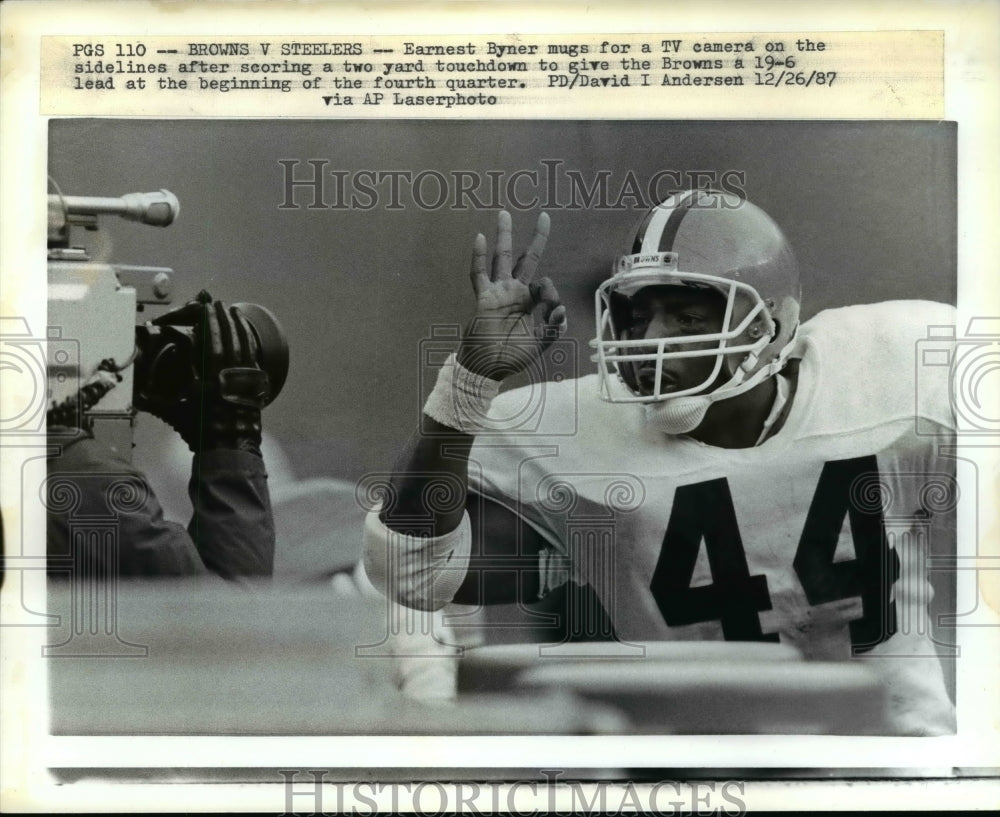 1987 Press Photo Earnest Byner of the Cleveland Browns celebrates after TD- Historic Images