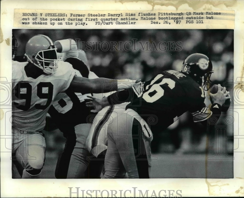 1987 Press Photo Former Steeler Darryl Sims flushes Pittsburgh QB Mark Malone- Historic Images