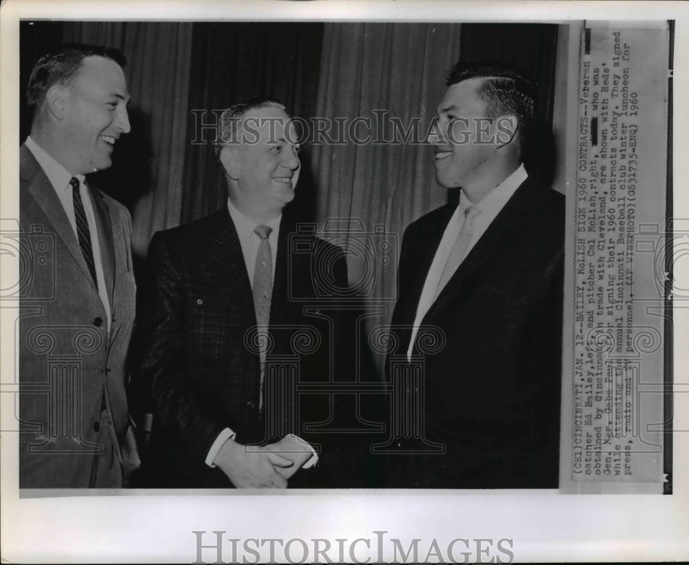 1960 Press Photo Ed Bailey, Cal McLish Chat with Reds&#39; Gen. Manager Gabe Paul- Historic Images