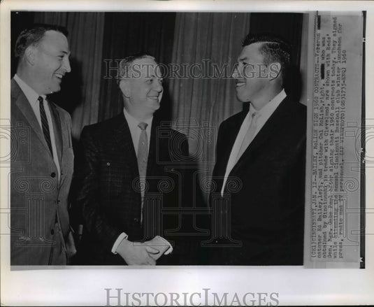 1960 Press Photo Ed Bailey, Cal McLish Chat with Reds' Gen. Manager Gabe Paul- Historic Images