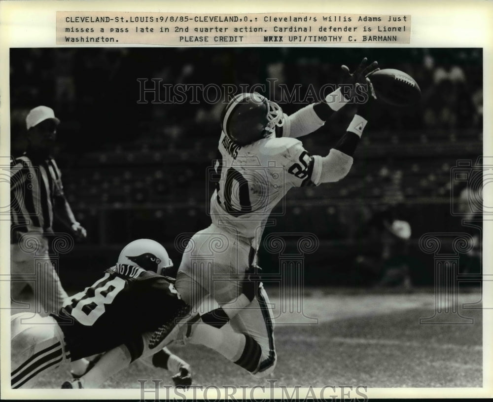 1985 Press Photo Willis Adams, Cleveland Football Player Losses a Pass- Historic Images