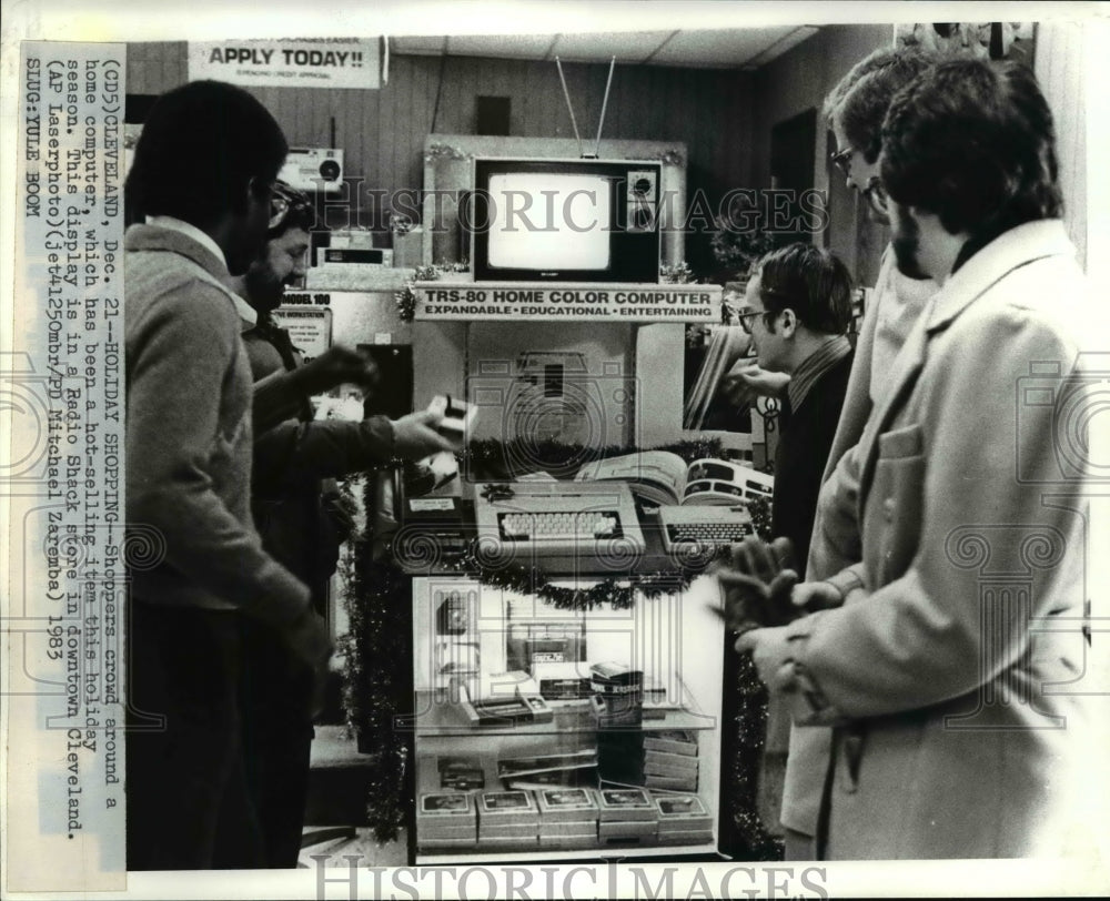 1983 Press Photo Costumers Checks Home Computers at Cleveland Radio Shack Store- Historic Images