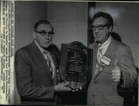 1972 Press Photo Mayor Ralph Perk was Given Eagle Award by Paul Hoffman- Historic Images