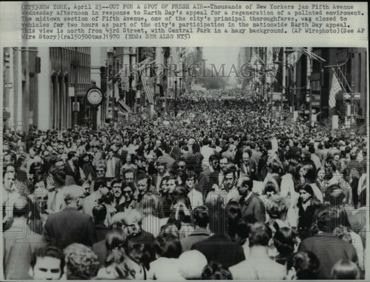 1970 Press Photo Thousands of New Yorkers jam Fifth Avenue for Earth Day- Historic Images