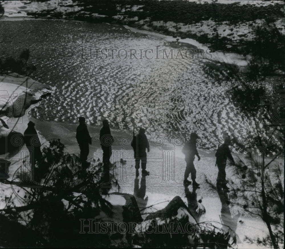 1951 Press Photo Morning patrol setting out over icy shore of Korean stream- Historic Images