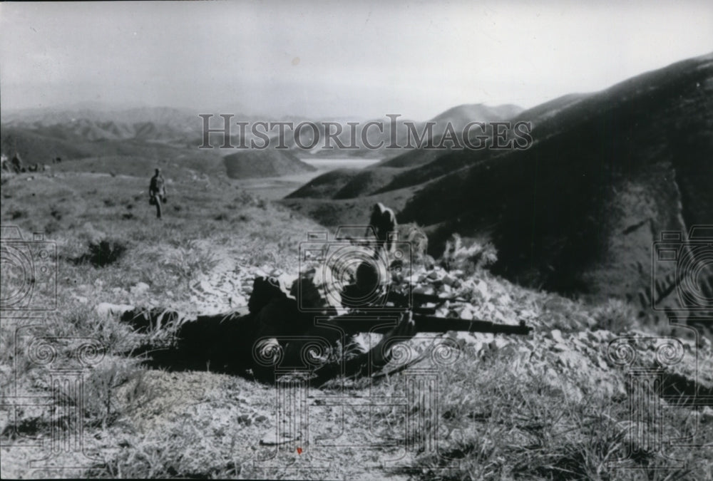 1950 Press Photo Sergt. R. Remp uses scope on his M-I rifle to search for enemy- Historic Images