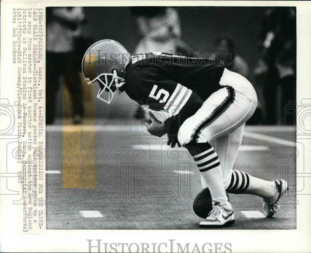 1987 Press Photo Cleveland Browns punter Dale Walters in first quarter action- Historic Images