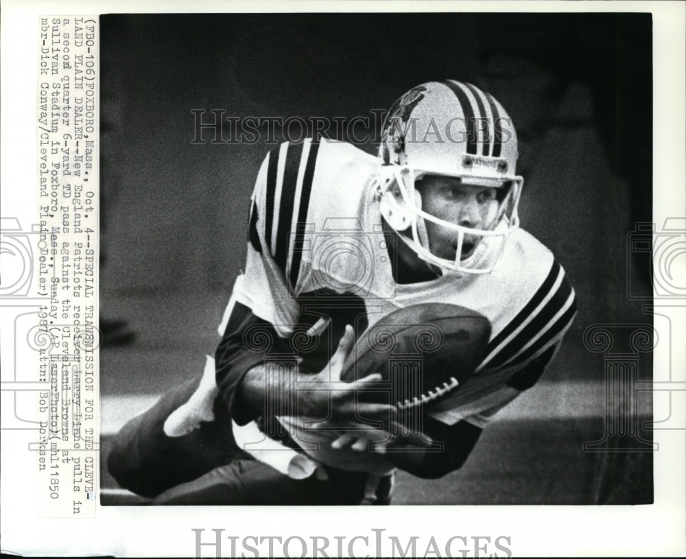 1987 Press Photo New England Patriots receiver Larry pulls in 6-yard TD pass- Historic Images