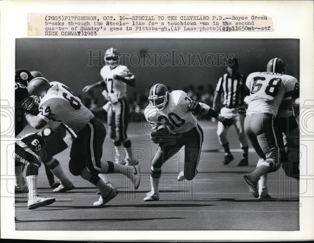 1983 Press Photo Boyce Green breaks through Steeler line for a touchdown run- Historic Images