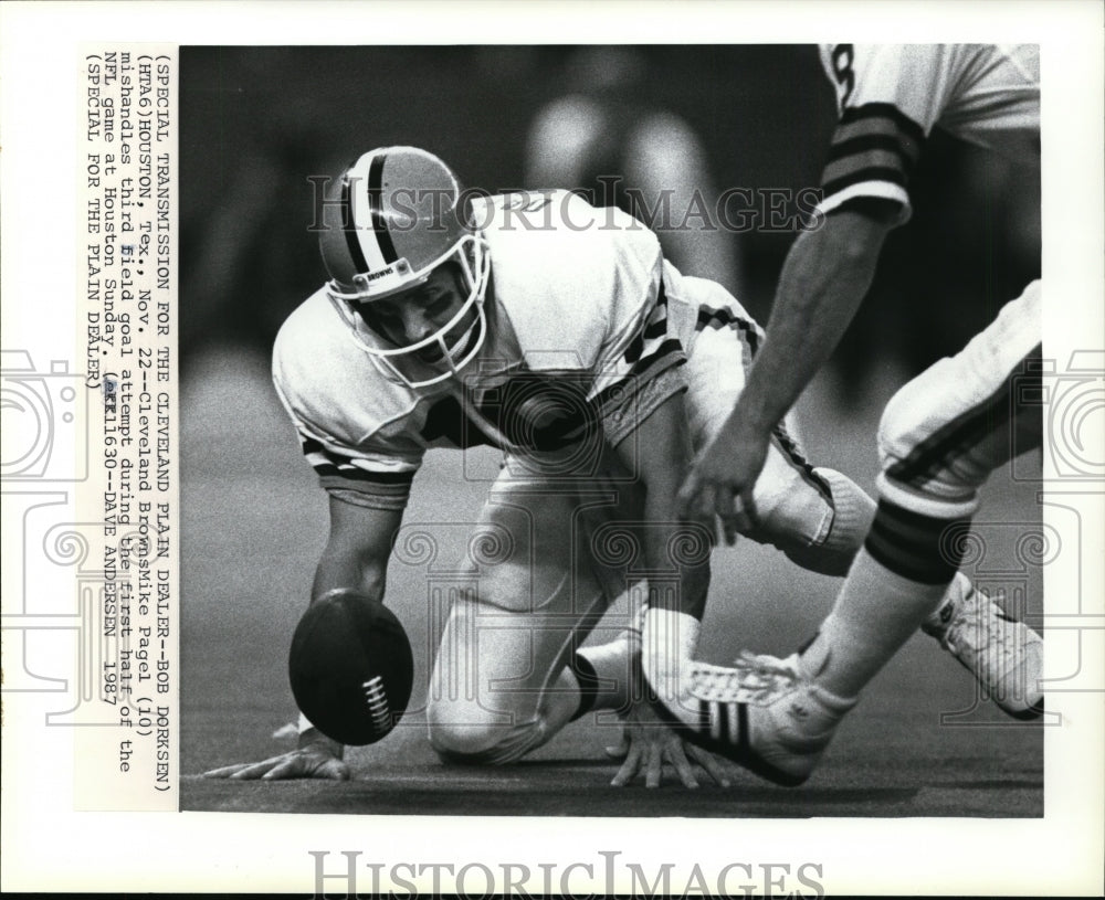 1987 Press Photo Cleveland Browns Mike Pagel mishandles third field goal- Historic Images