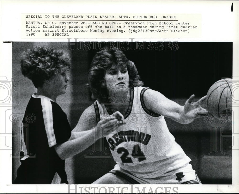 1990 Press Photo Crestwood High School center passes ball to teammate- Historic Images