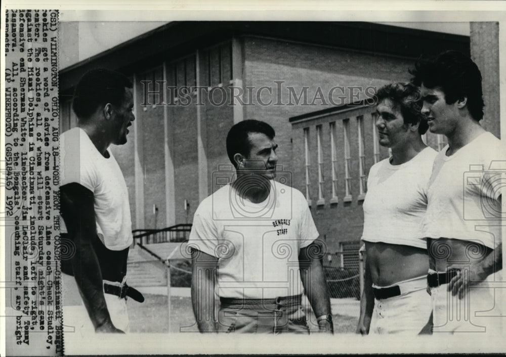 1972 Press Photo Cincinnati Bengal defensive line coach Chuck Studley w/ rookies- Historic Images