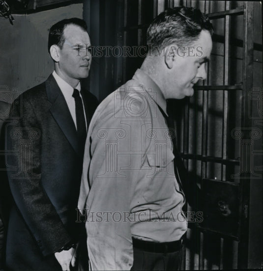 1954 Press Photo Dr. Samuel Sheppard being led by Sheriff Kilroy to courtoom- Historic Images