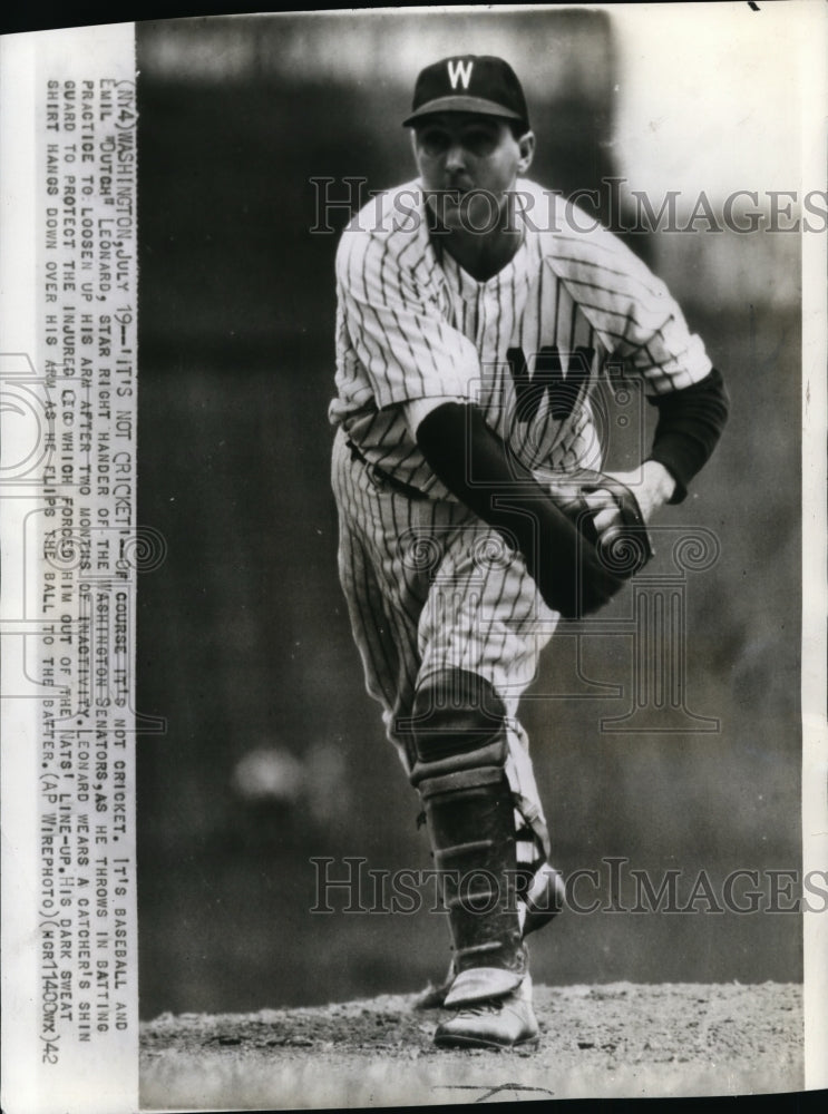 1942 Press Photo Senators Emil Leonard wears catcher&#39;s shin to protect his leg- Historic Images