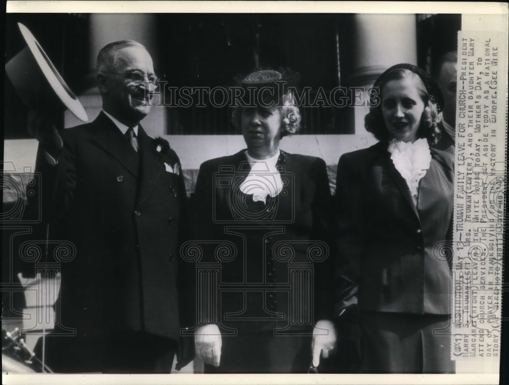 1945 Press Photo Pres. &amp; Mrs. Harry Truman with Margaret attend church services- Historic Images