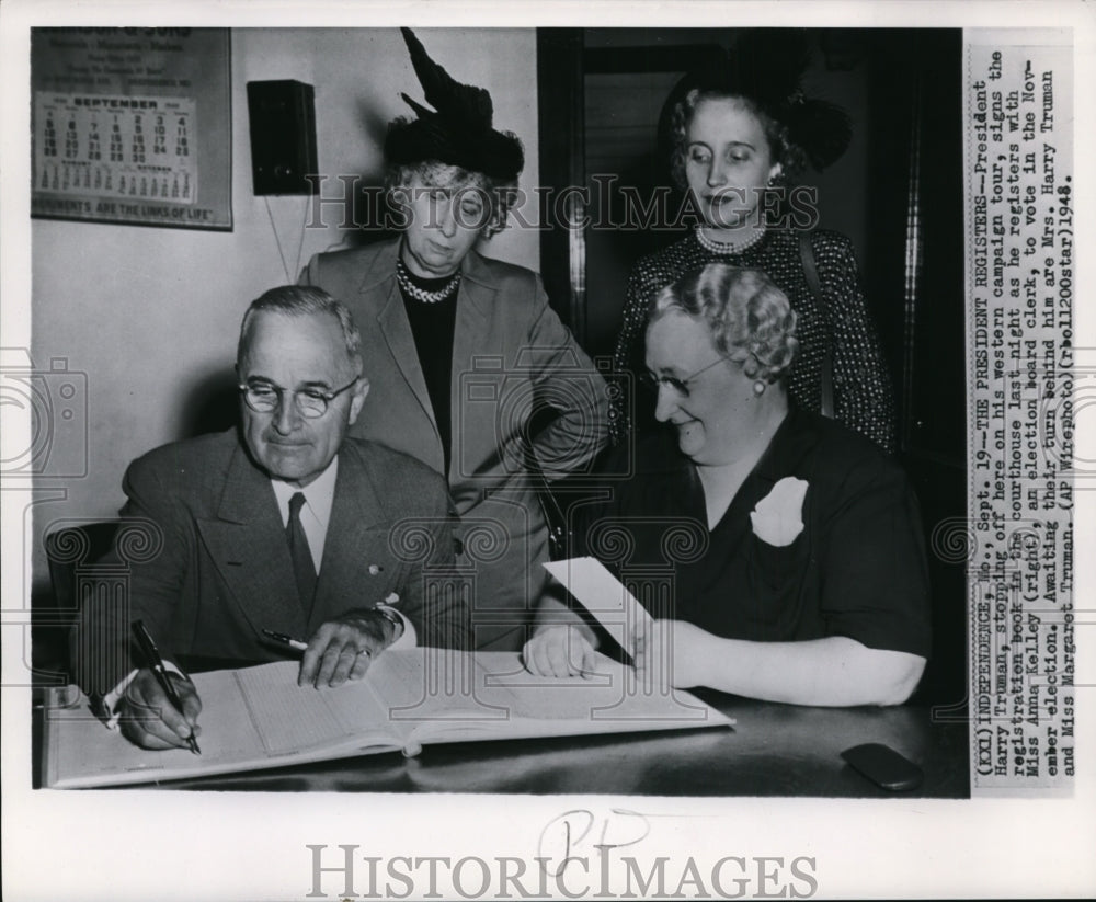 1948 Press Photo Pres. Truman signs registration book in courthouse to vote- Historic Images