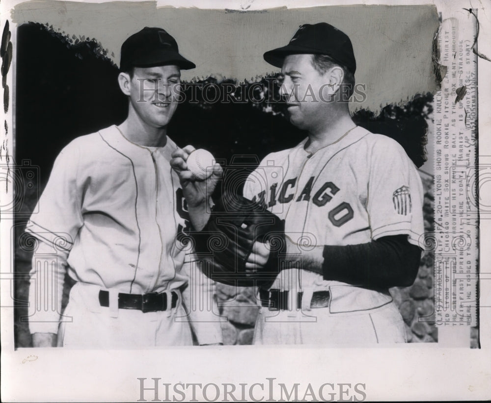 1947 Press Photo Manager Ted Lyons of Chicago White Sox w/ rookie Earl Harrist- Historic Images