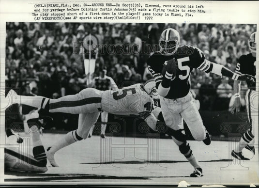 1972 Press Photo Bo Scott of Cleveland tackled by Dolphins Curtis Johnson- Historic Images