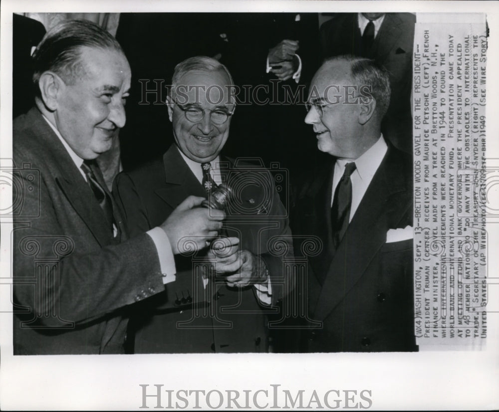 1949 Press Photo Pres. Truman receives gavel from Maurice Petsche in Washington- Historic Images