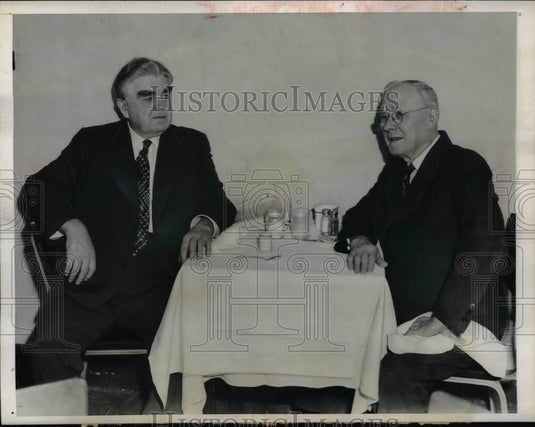 1947 Press Photo John Lewis of the United Mine Workers talks with William Green- Historic Images