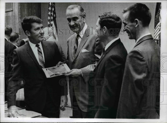 1968 Press Photo Apollo astronauts present the LBJ Ranch photo to Pres. Johnson- Historic Images