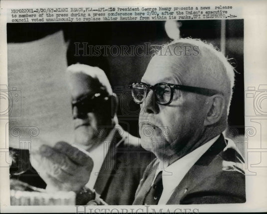 1967 Press Photo AFL-CIO Pres George Meany w/ news release to press members- Historic Images