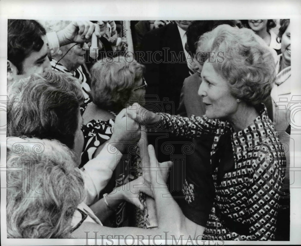 1970 Press Photo Mrs Richard Nixon Shaking Hands In St. Petersburg Florida- Historic Images