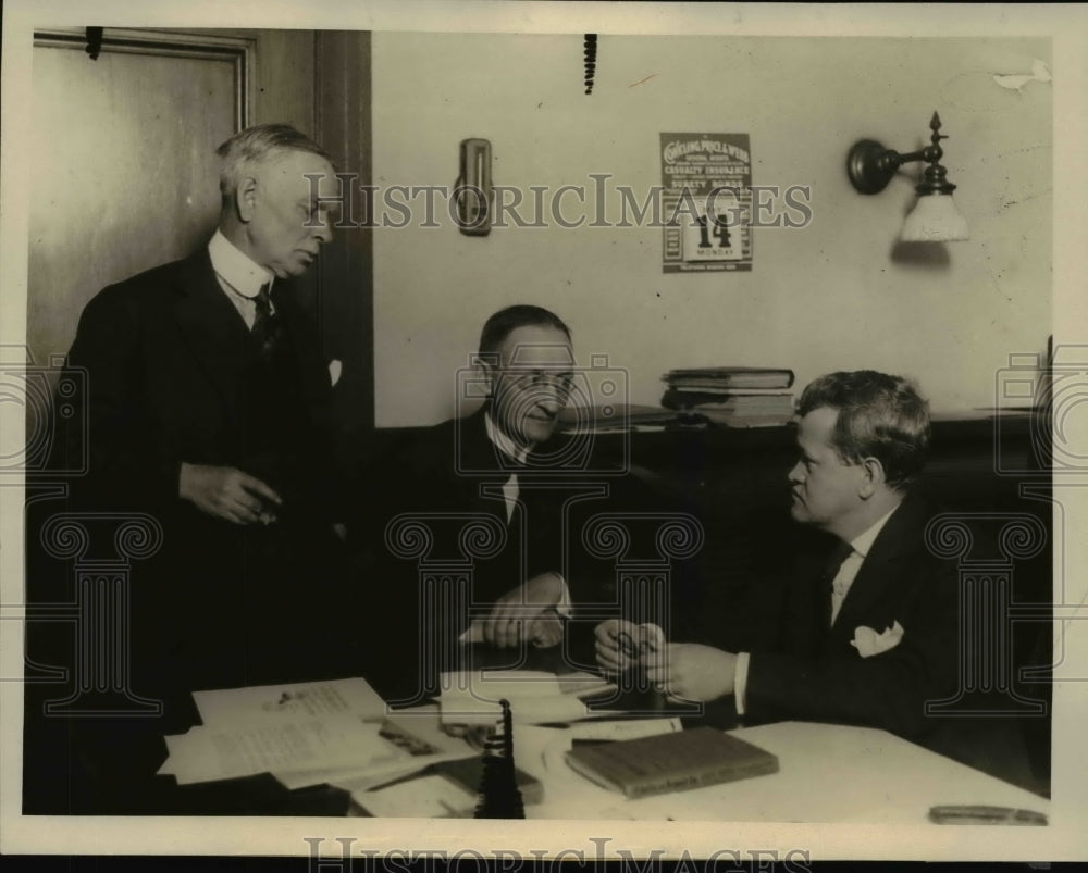 1923 Press Photo Northwestern University officials discuss Leighton Mount case- Historic Images