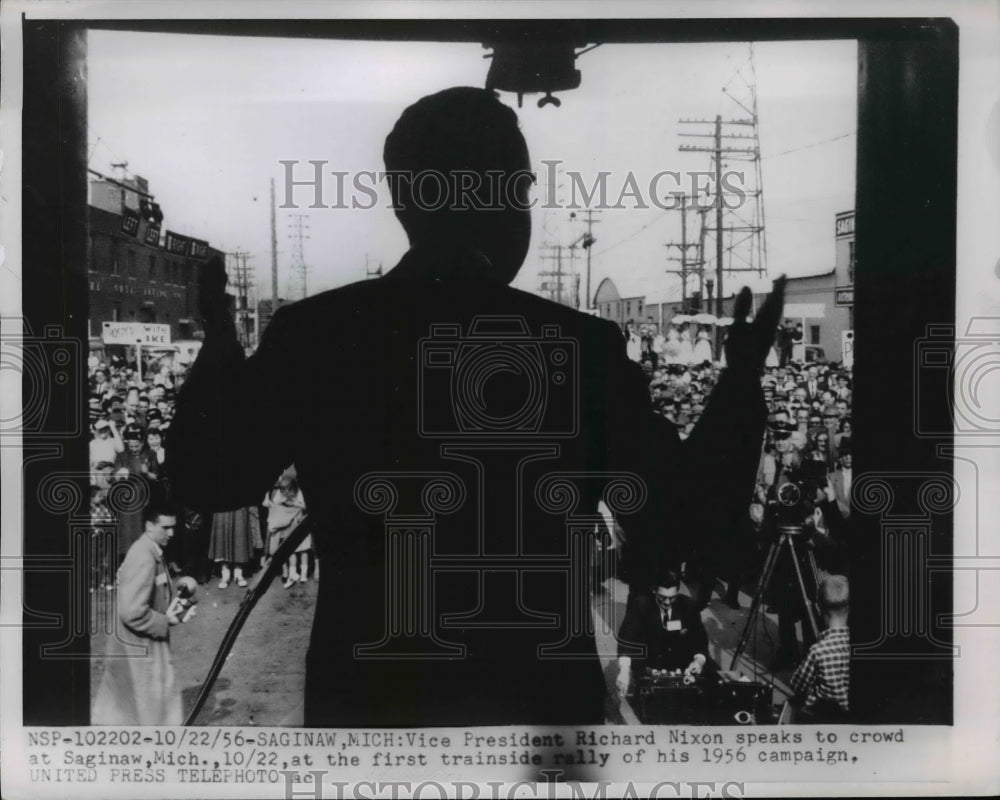 1956 Press Photo Vice Pres Richard M Nixon trainside rally in Saginaw, Michigan- Historic Images